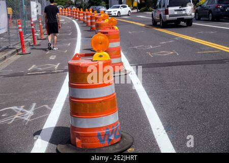 Straße mit durch Straßenabscheider abgegrenzten Gassen. Straßenbauarbeiten. Organisation des Straßenverkehrs mit Hilfe von Verkehrsbollards. Stockfoto