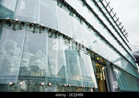 London, Vereinigtes Königreich - 01. Februar 2019: Glaseingang zur Borough Market Hall Greenmarket in Southwark. Es ist eines der größten und ältesten Lebensmittelmarken Stockfoto