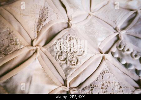 1980er Jahre Antike Kathedrale Fenster Muster handgemachte Hochzeit Quilt, USA Stockfoto