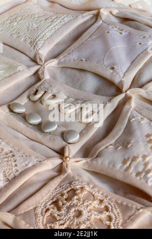 1980er Jahre Antike Kathedrale Fenster Muster handgemachte Hochzeit Quilt, USA Stockfoto