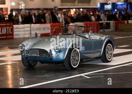 Ein Rare 1962 Rechtsfahren, AC Cobra 289, wird während der London Classic Car Show 2015 die 'Grand Avenue' entlang gefahren. Stockfoto