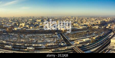 Panorama der Innenstadt mit Primorsky Boulevard und Seehafen in Odessa Ukraine. Drohnenaufnahmen und Winterlandschaft. Stockfoto