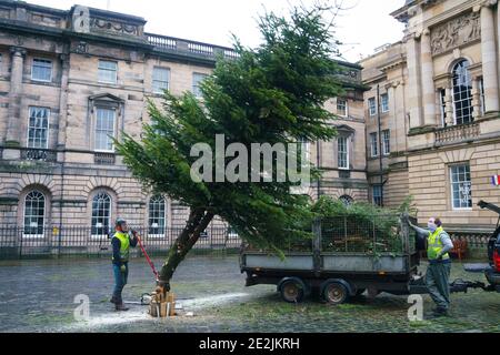 Edinburgh, Schottland, Großbritannien. 14. Januar 2021. Die Aussicht auf das Stadtzentrum von Edinburgh während der nationalen Sperre vor dem Klicken und Sammeln und Mitnehmen von Cafés und Restaurants sind nach Regeländerungen durch die schottische Regierung weiter eingeschränkt. Abb. Der Weihnachtsbaum auf dem parliament Square neben der St. Giles Cathedral wird gefällt und entfernt. Iain Masterton/Alamy Live News Stockfoto