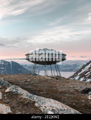 Vertikale Aufnahme einer Polarstation in einer wunderschönen Berglandschaft Bereich unter dem bewölkten Himmel Stockfoto