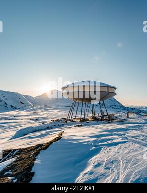 Vertikale Aufnahme einer Polarstation in einer wunderschönen Berglandschaft Bereich unter dem klaren Himmel Stockfoto