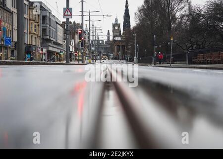 Edinburgh, Schottland, Großbritannien. 14. Januar 2021. Die Aussicht auf das Stadtzentrum von Edinburgh während der nationalen Sperre vor dem Klicken und Sammeln und Mitnehmen von Cafés und Restaurants sind nach Regeländerungen durch die schottische Regierung weiter eingeschränkt. Abb. Der Verkehr auf der Princes Street ist sehr ruhig. Iain Masterton/Alamy Live News Stockfoto