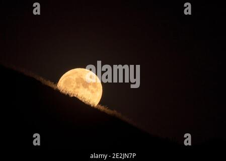 Vollmond über der Moräne des Wallowa Lake im Osten von Oregon. Stockfoto