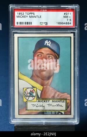 Goldin Auctions zeigt einige seiner wertvollsten Sportkarten für die Auktion, darunter eine 1952 Topps Mickey Mantle-Karte bei einer Pressekonferenz im September Stockfoto