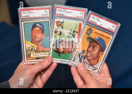 Goldin Auktionen zeigt einige seiner am meisten geschätzten Sportkarten für die Auktion, darunter eine 1952 Topps Mickey Mantle Karte, eine 1955 Topps Roberto Clemen Stockfoto