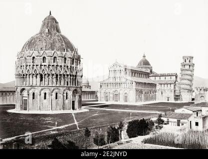 Vintage-Foto aus dem 19. Jahrhundert: Pizza della Duomo und der Schiefe Turm von Pisa, mit dem Baptisterium des heiligen Johannes im Vordergrund. Bild c.1890. Stockfoto