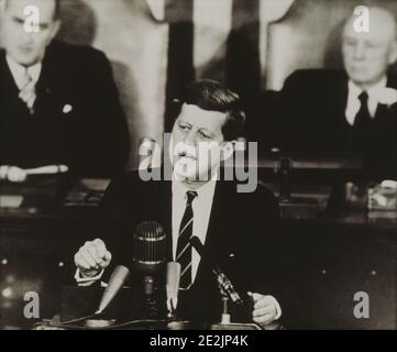 Berühmtheit. Politiker. Präsident John F. Kennedy sprach am 25. Mai 1961 in Washington D.C. vor dem Kongress der Vereinigten Staaten und setzte das Ziel, den Menschen zu landen Stockfoto