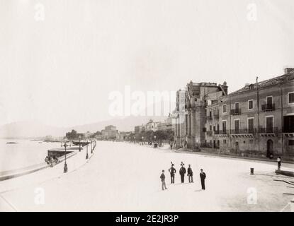 19. Jahrhundert Vintage-Foto: Der Foro Italico ist eine Wiese entlang der Küste von Palermo, Sizilien, Italien. 1582 schuf Vizekönig Marco Antonio Colonna einen Wanderweg in diesem Teil der Küste, der im 17. Und 18. Jahrhundert zu einem beliebten Ziel für die Freizeit der Oberschicht der Stadt wurde. Stockfoto