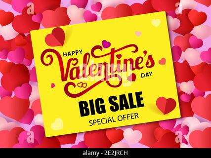 Design Banner mit Schriftzug Happy Valentine s Day. Großes Sonderangebot. Gelbes Papier auf rotem Hintergrund mit kleinen bunten Herzen. Vektorgrafik Stock Vektor