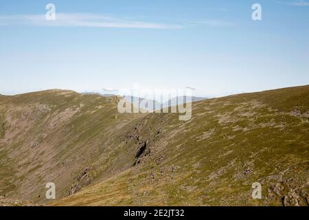 Der Grat, der vom alten Mann von Coniston in Richtung führt Swirl wie von Dow Crag aus gesehen Lake District Coniston Cumbria England Stockfoto