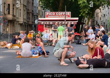 Der Kiosk "Pico-Buedchen" am Neusser Platz ist an schönen Tagen ein wichtiger Treffpunkt für die Bewohner des Agnesviertels. Stockfoto