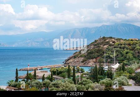 Mirabello Beach, Kreta, Griechenland - 21 Oktober, 2020. Blick auf die Küste von mirabello und den Hafen von Mirabello. Stockfoto