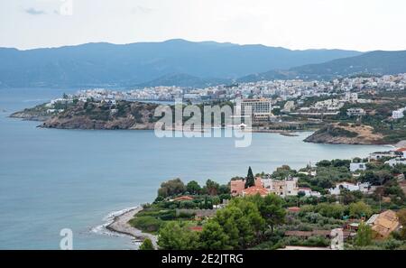 Agios Nikolaos, Kreta, Griechenland - 21. Oktober 2020. Blick auf Agios Nikolaos Küste und Mirabello Strand. Stockfoto