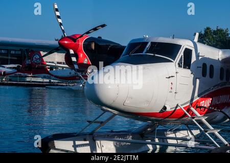 Männlich, Malediven, 20.11.2020. Trans Maldivian Airways Wasserflugzeug Twin Otter Series 400 an Wasserflugzeug Terminal angedockt. Stockfoto