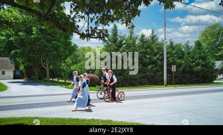 Gordonville, Pennsylvania, Juni 2020 - EINE Gruppe von Amish Teenager, die entlang einer Landstraße wandern und reiten Stockfoto