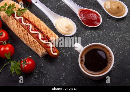 Hot Dogs, Bratkartoffeln und Soßen auf Holz- Hintergrund. Fast food, amerikanische tradditional Mahlzeit. nach oben anzeigen, kopieren Raum Stockfoto