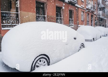 Historischer Schneefall in Madrid, der Hauptstadt Spaniens im Januar 2021. Samstag, 9. Januar im Bezirk Arganzuela, Imperial. Überdachte Autos Stockfoto