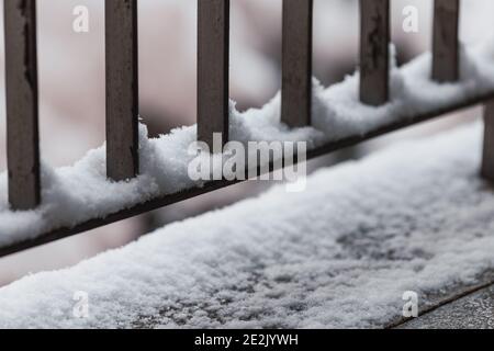 Historischer Schneefall in Madrid, Spanien im Januar 2021. Zaun mit Schnee bedeckt, Samstag 9 Stockfoto