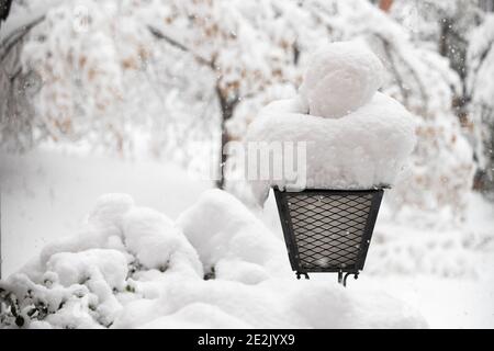 Historischer Schneefall in Madrid, Spanien im Januar 2021. Schneebedeckte Straßenlaterne, Samstag 9 Stockfoto