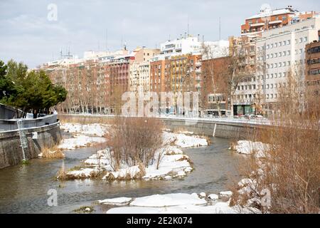 Historischer Schneefall in Madrid, der Hauptstadt Spaniens im Januar 2021. Fluss Manzanares mit Schnee bedeckt Sonntag, 10. Januar Stockfoto