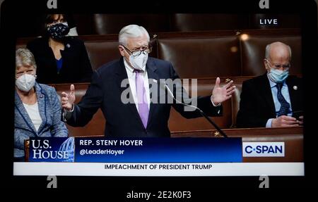 Ein C-SPAN Fernsehbild zeigt Rep. Steny Hoyer (D-Maryland) spricht zur Unterstützung der zweiten Amtsenthebung von US-Präsident Donald Trump. Stockfoto