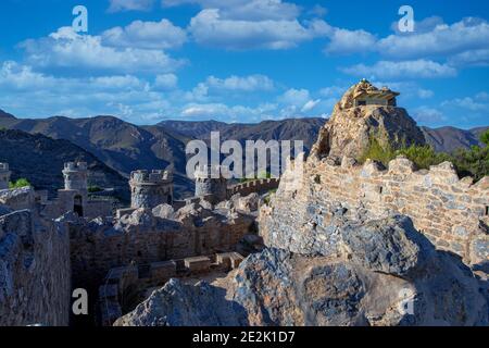 Innenraum einer mittelalterlichen Festung mit Blick auf die Berge mit Verteidigung Und Überwachungstürme in der Mittelmeerregion Murcia Und innerhalb der Stockfoto