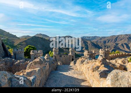 Innenraum einer mittelalterlichen Festung mit Blick auf die Berge mit Verteidigung Und Überwachungstürme in der Mittelmeerregion Murcia Und innerhalb der Stockfoto