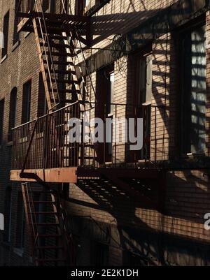 New york City, NY USA Feuerflucht auf einem alten Mietshaus am späten Nachmittag. Stockfoto