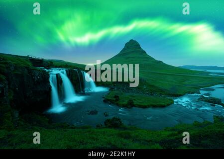 Aurora Borealis Nordlichter über dem Kirkjufellsfoss Wasserfall. Fantastische Nachtszene in der Nähe von Kirkjufell volkano, Island. Landschaftsfotografie. Mit freundlicher Genehmigung der NASA. Fotocollage Stockfoto