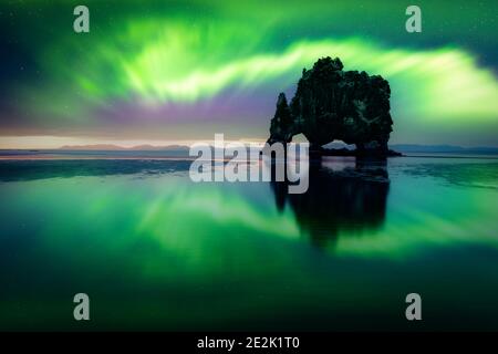 Aurora borealis (Nordlichter) über Basaltstapel Hvitserkur auf der Halbinsel Vatnsnes, Island. Landschaftsfotografie. Mit freundlicher Genehmigung der NASA. Fotocollage Stockfoto