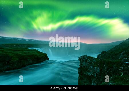 Aurora Borealis Nordlichter über dem Godafoss Wasserfall am Skjalfandafljot Fluss, Island. Landschaftsfotografie. Mit freundlicher Genehmigung der NASA. Fotocollage Stockfoto