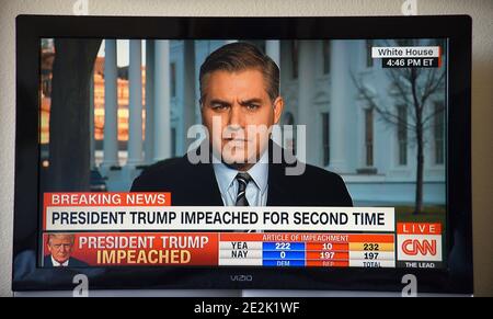 Ein CNN-Fernsehbild zeigt, wie Jim Acosta, Korrespondent des Weißen Hauses des Netzwerks, auf das zweite Amtsenthebungsverfahren von US-Präsident Donald Trump reagiert. Stockfoto