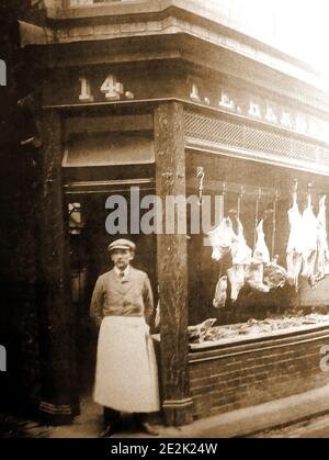 Ein frühes Foto einer traditionellen Metzgerei in Whitby, North Yorkshire, England. Das Hauptfenster des Ladens wurde in rder zur Luft geöffnet, um das Fleisch frisch zu halten, eine Technik, die damals üblich war. Stockfoto