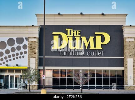 Houston, Texas USA 01-01-2021: Die Dump Möbel Outlet Exterior in Houston, TX. Haupteingang des Einzelhandelsgeschäften. Stockfoto