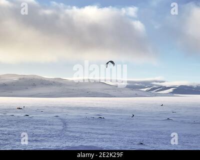 Snowkite an einem sonnigen Wintertag Stockfoto