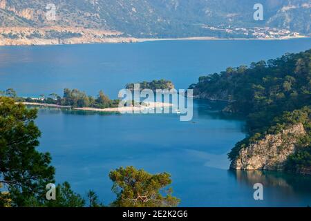 Lagune im Meer Landschaft Blick auf Strand und Berge Oludeniz Fethiye, Turkiye Stockfoto