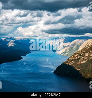 Nebligen Morgen auf den Preikestolen - Rock) - berühmte Sehenswürdigkeit in der Gemeinde Forsand, Rogaland County, Norwegen Stockfoto