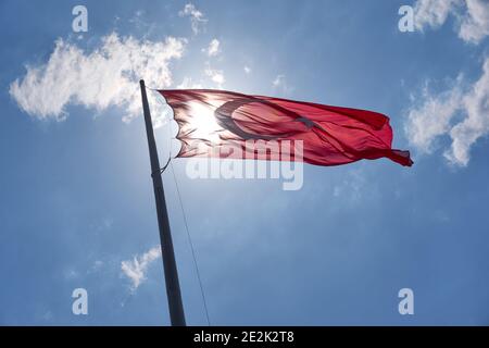 Türkische Nationalflagge winkt am Himmel Stockfoto