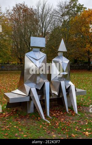 'Sitting Couple on Bench' von Lynn Chadwick, Teil der Spirit and Endeavour Ausstellung, Salisbury Cathedral Grounds, Salisbury, Wiltshire, Großbritannien Stockfoto