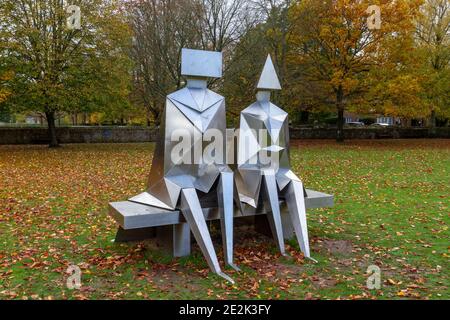 'Sitting Couple on Bench' von Lynn Chadwick, Teil der Spirit and Endeavour Ausstellung, Salisbury Cathedral Grounds, Salisbury, Wiltshire, Großbritannien Stockfoto