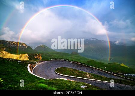 Erstaunlicher Regenbogen auf dem Großglockner Pass, Schweizer Alpen, Schweiz, Europa. Landschaftsfotografie Stockfoto