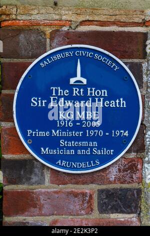 Blaue Plakette für Arundells, das Haus des ehemaligen Premierministers Sir Edward Heath, The Close, Salisbury, Wiltshire, Großbritannien. Stockfoto