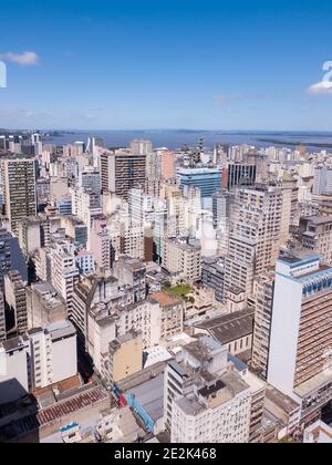 Drohne Luftaufnahme der Gebäude Skyline von Porto Alegre Stadt, Rio Grande do Sul Staat, Brasilien. Schöner sonniger Sommertag mit blauem Himmel. Städtisches Konzept. Stockfoto