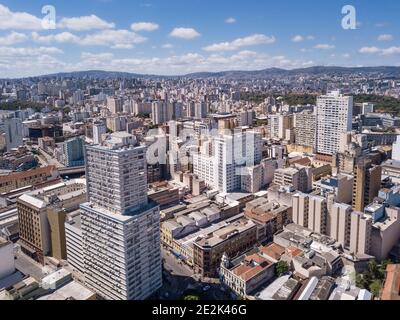 Drohne Luftaufnahme der Gebäude Skyline von Porto Alegre Stadt, Rio Grande do Sul Staat, Brasilien. Schöner sonniger Sommertag mit blauem Himmel. Konzept des urb Stockfoto