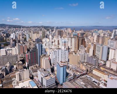 Drohne Luftaufnahme der Gebäude Skyline von Porto Alegre Stadt, Rio Grande do Sul Staat, Brasilien. Schöner sonniger Sommertag mit blauem Himmel. Konzept urban. Stockfoto