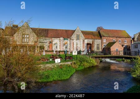 Die Bishops Mill, öffentliches Haus und Restaurant ein idyllisches Gebäude am Fluss aus dem 18th. Jahrhundert in Salisbury, Wiltshire, Großbritannien. Stockfoto